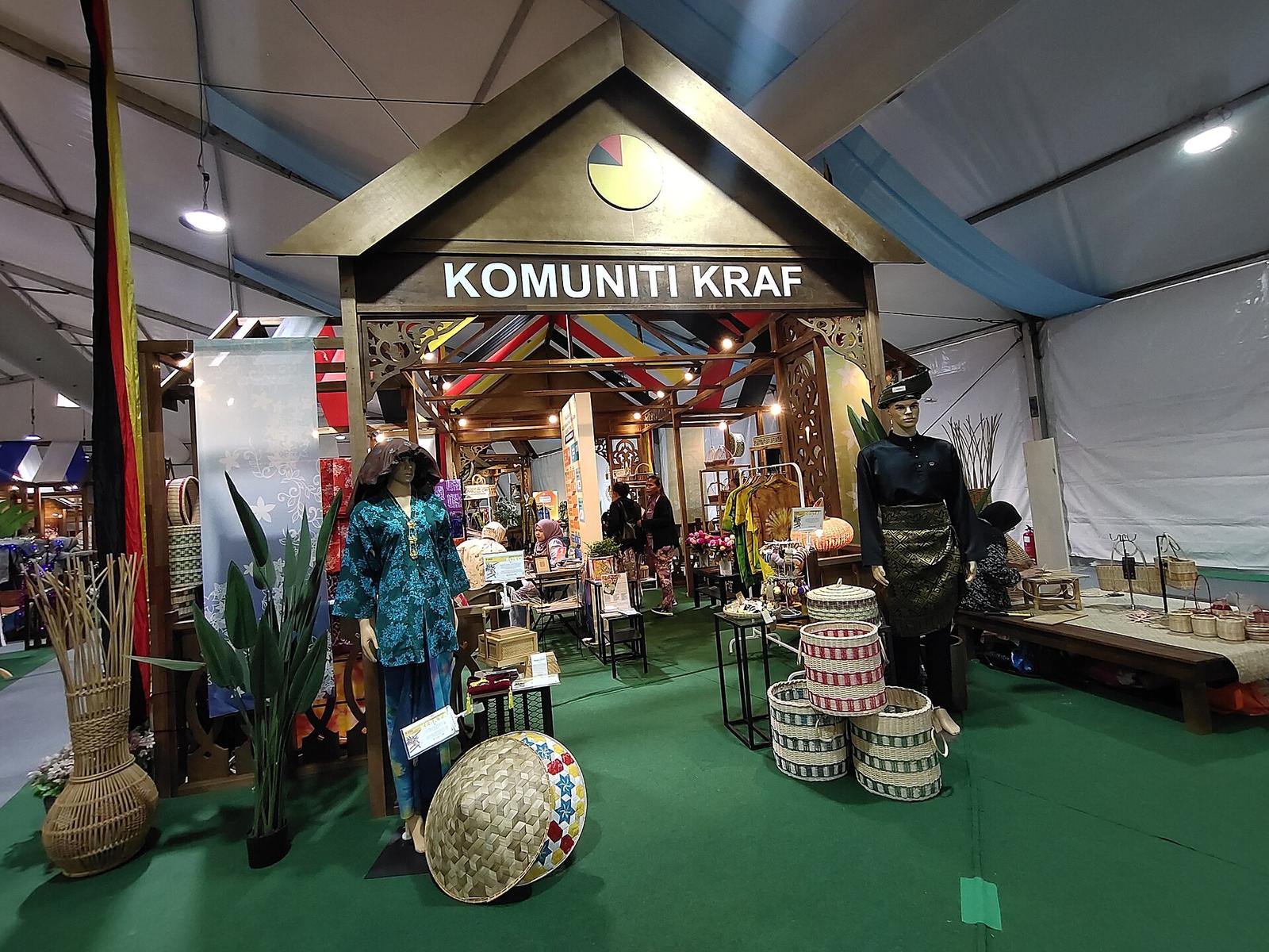 Mengkuang and Batik: A Guide to Terengganu’s Woven and Hand-Drawn Crafts